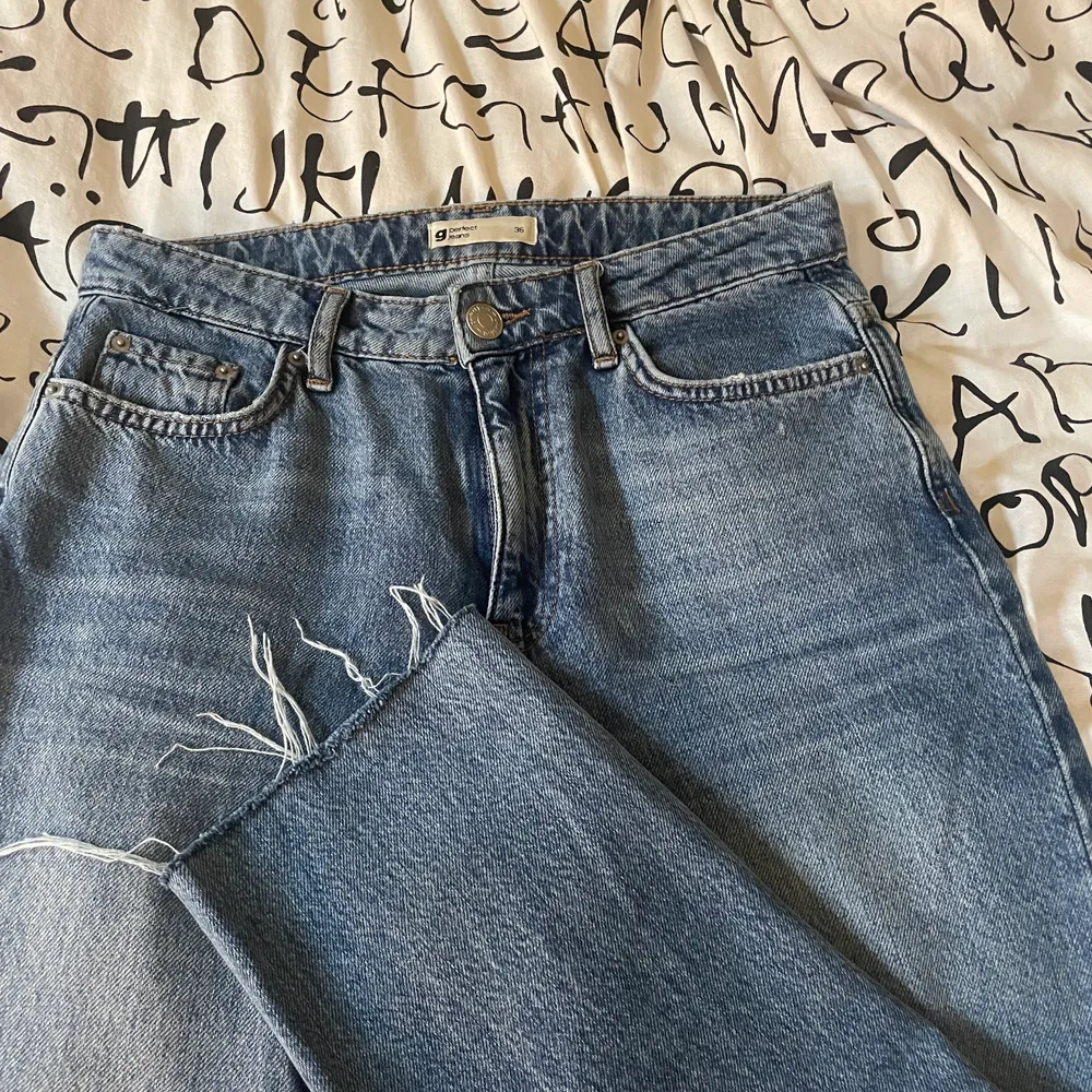 snygga jeans i en lite mörkare blå färg, perfekt till hösten!🍂 Mitt pris inkl frakt🧡. Jeans & Byxor.