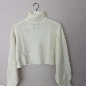 Stickad tröja - Säljer denna stickade tröja då den tyvärr inte kommit till användning, hör av er vid intresse eller frågor💞 gratis frakt!