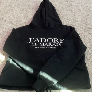 En svart hoodie  -  En hoodie man kan dra åt i midjan, används tyvärr inte. Skriv om du är intresserad ☺️