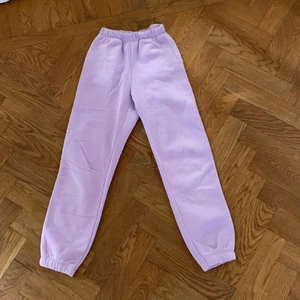 Mjukisbyxa - Lila mjukisbyxa med resår i midjan och vid slutet av byxan! Från Gina tricot i storlek xxs. Använda några gånger, inga slitningar, fint skick! 