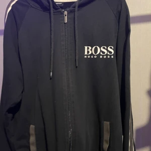 HUGO BOSS TRACKSUIT  - Skit snygg o skön tracksuit,. Tyvärr blivit för liten på mig