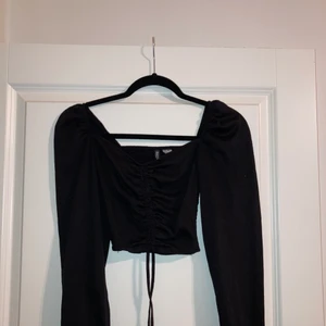 H&M storlek xs - Svart tröja från H&M i storlek xs magtröja, ganska använd men fortfarande i bra skick, pris kan diskuteras 