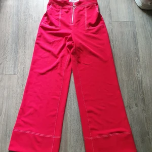 Röda vida byxor - NAKD - Röda vida "kostymbyxor" från Nakd stl 36. Superfina röda byxor, använda fåtal gånger. Mer bilder vid intresse. Pris exklusive frakt.