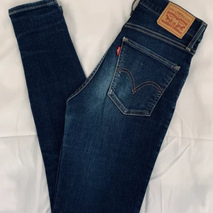 Levis jeans stl 26 - Snygga, bekväma Levis jeans 👖 i mkt fint skick, blå färg Obs sista bilden är samma modell men en ljusare blå färg (visar hur de sitter). Passar till vardag & fest, klackar & sneaker, skjorta & t-shirt 💁🏻‍♀️ 