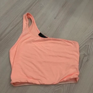 Topp - Topp i fin aprikos färg ifrån bershka, använd ett par gånger, den är i träningsmaterial ungefär så den är mycket stretchig. Skriv privat för intresse! (Du står för frakt! Kram!