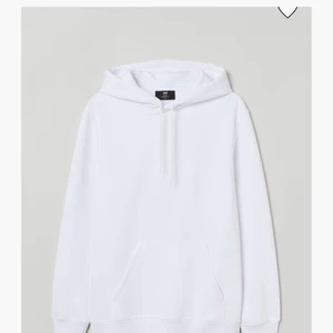 Vit hoodie - Säljer mina vita hoodie från herr, pga har andra jag hellre använder. Snörerna är utdragna men annars i fint skick! Köparen står för frakt.