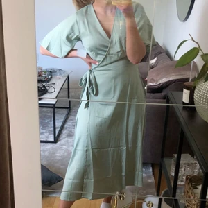 Klänning strl M - Skön omlottklänning från bubbleroom. Endast testad, prislapp sitter kvar. Ev frakt betalas av köparen. 