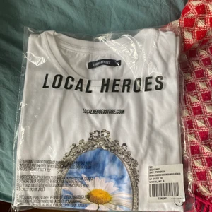 T-shirt  - En jätte fin tröja från Urban outfiters , säljer på grund av att jag råkade köpa två .helt ny med plasten fortfarande där❣️