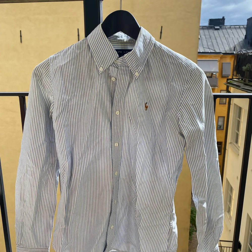 Ralph Lauren skjorta som har varit mycket användbar och funkar till allt. Jag har nu växt ur denna men plagget är i mycket bra skick och har fin passform. Storlek: XS. Skjortor.