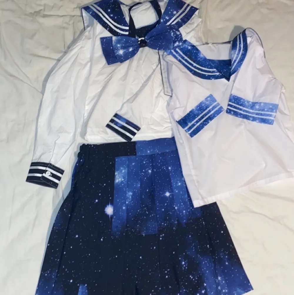 Kawaii sailor uniform!💧 Trendig japansk skol uniform i galaxy tema!🌌 Köpt för flera år sen. Pågrund av asiatiska storlekar så står det L på men den passar XS, S eller en mindre M❤️ Allt säljs tillsammans då får man: 1 kjol i normal längd, 1 långarmad tröja och 1 kortarmad tröja!🖤 (obs en pytteliten fläck på den kortärmade) Skriv för fler bilder!. Övrigt.