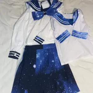 Kawaii sailor uniform!💧 Trendig japansk skol uniform i galaxy tema!🌌 Köpt för flera år sen. Pågrund av asiatiska storlekar så står det L på men den passar XS, S eller en mindre M❤️ Allt säljs tillsammans då får man: 1 kjol i normal längd, 1 långarmad tröja och 1 kortarmad tröja!🖤 (obs en pytteliten fläck på den kortärmade) Skriv för fler bilder!