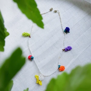 Pärlhalsband ”Fruktsallad” - FRUKTSALLAD är ett pärlhalsband som är ca 40cm långt. Den har ett skruvlås som håller ihop smycket.