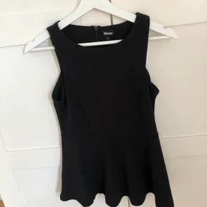 Svart linne - Svarta linne med volang mycket fint och nästan aldrig använt. Köparen står för frakt💕