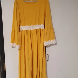 Vintageklänning - En underbart fin vintageklänning med 70-tals vibbar. Söta spetsdetaljer och gjord I 95% bomull så passar utmärkt till sommaren. Dragkedja I sidan.🌻 vid snabb affär kan pris diskuteras 