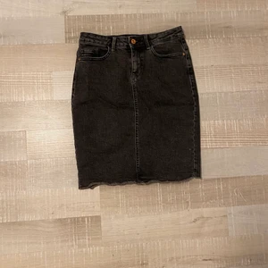 Denim skirt - En svart denim kjol i mycket bra skick 