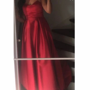 Festklänning - Använt 1 gång. Köptes för 4500. Mycket bra skick!