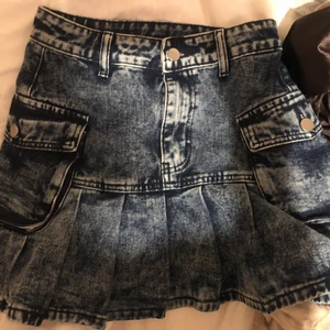 jeanskjol - så söt jeanskjol men tyvärr för liten för mig om höfterna. måttet runt mina höfter är 93 cm och den är bara lite för liten så passar någon mindre än det :)💞