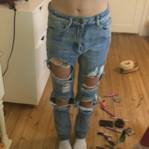 Sluta jeans str 34 - Ett par super fina jeans från Bohoo säljer för att dom inte kommer så mycket till användning!