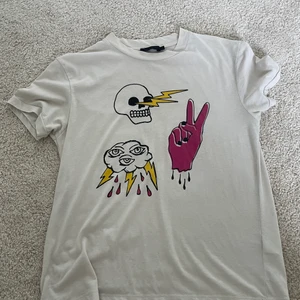 T-shirt från Tiger of Sweden - Säljer denna t-shirt från Tiger of Sweden. Knappt använd. Köparen står för frakt. 