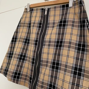 Kjol - Ny kjol med prislap kvar. 