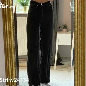 Svarta vida jeans - Jättesköna och bra passform  Från weekday i modellen ace  I gott skick  Hör av er vid frågor eller om ni vill ha fler bilder
