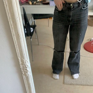 Zara full length 90s - då var det dags att sälja mina Zara byxor med hål i vid knäna då dom ej kommer till användning. Det är storlek 38 men dom är ganska små i storleken. 360kr ink frakt. vid fler intresserade så blir det en budgivning. på bild 3 kan ni se hur hålen ser ut. vid funderingar, skriv! ❤️