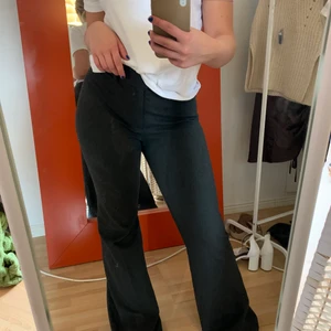 Zara byxor - Säljer dessa fina utsvängda byxor jag köpte från Zara för ungefär 1 år sedan!🤍🤍 Dem är ganska långa på mig (är 163cm) och därför lite slitna där jag trampat på dom, men annars är de i fint skick.