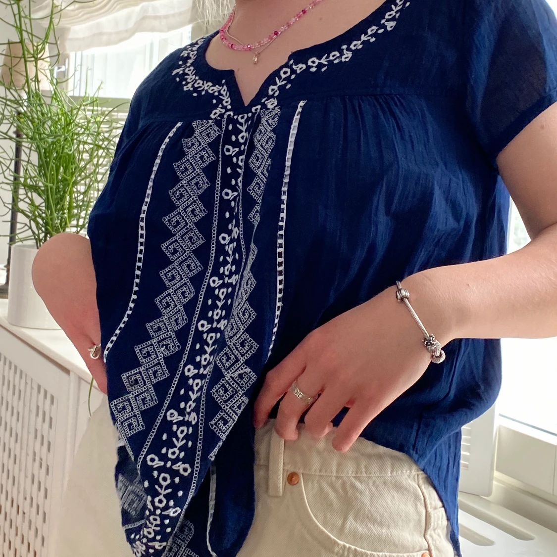 Marinblå och vit blus från svea - 90