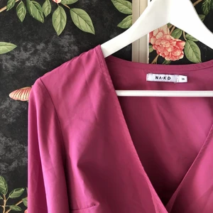 NA-KD topp - Super fin blus från NA-KD som är knappt använd. Stretchig i modellen så passar både XS-S. Den har som knytningar i armarna som jag kan skicka närmare bild på vid förfrågan. Köparen står för frakten 💕💕