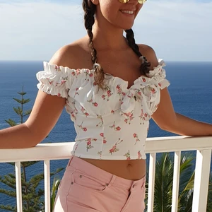 Missguided topp, storlek 36, XS - Vit blommig sommar topp, figurnära med elastisk urringning, storlek M enl. detaljbild men liten egentligen XS, 36. 95% Polyester 5% Elastan