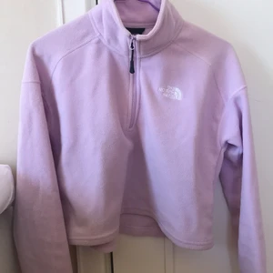 North Face fleece - Säljer min croppade north face fleece! Knappt använd så superfint skick 🙌 Fraktar med postnord för 72kr 😊