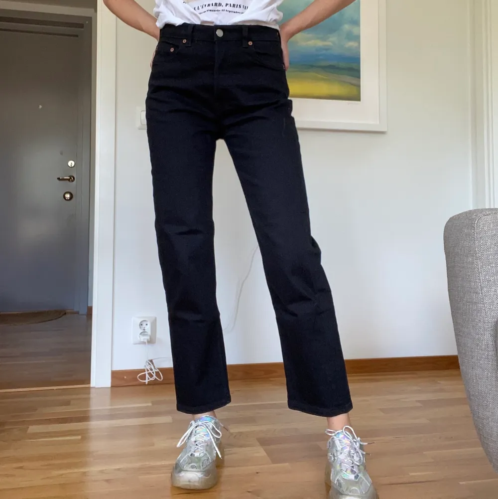 Svarta raka jeans från &otherstories. Helt oanvända, storlek 36. Fri frakt! Jag är 170cm. . Jeans & Byxor.