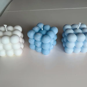 DOFTLJUS EFTER ÖNSKEMÅL  - Säljer egentillverkade ljus på beställning gjort på 100% miljövänligt, återvunnet stearin.  3 olika former, 2 dofter och alla möjliga färger (vit, rosa, blå, lila, grå, grön osv).  Olika nyanser, mörka och ljusa färger är möjligt.   Pris för det större bubbelljuset och den längre räfflade ljuset - 30kr  Pris för det mindre bubbelljuset - 20kr   Kontakta mig för mer info🌟  