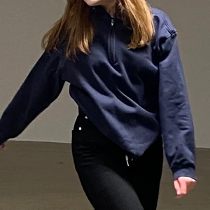 Sweatshirt  - Säljer min tröja som har en dragkedja vid halsen✨ har använt den lite men den har inga sakor och därför skulle jag säga att den är som i nyskick, det ända som kan störa är att dragkedjan är lite trög, men det är inget problem med den💓 säljer pga att det inte är min stil längre💞 (frakten ingår inte i priset) 