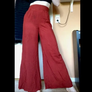 Vida röda byxor - Svala högmidjade byxor i ett skönt tyg. Använt nån enstaka gång, jättefint skick! 