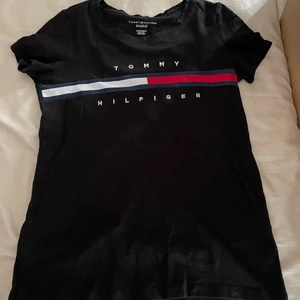 T-shirt - Svart tommy hilfiger t-shirt, för liten för mig :(