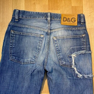 Unika D&G byxor - Säljer ett par unika D&G byxor, jättefina och knappt använda :) kostar över 2000kr på depop/grailed! skriv privat för att köpa de direkt eller för mer frågor. Tack!