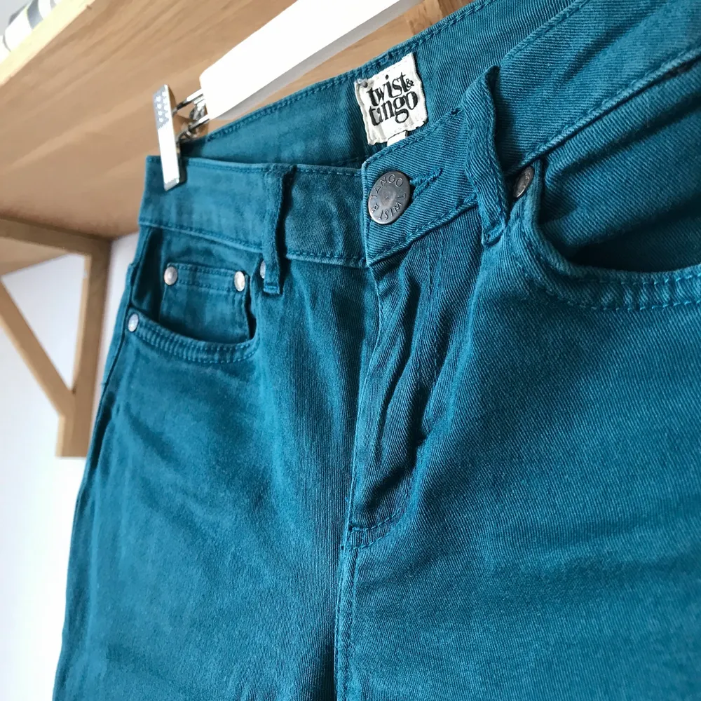 Gröna jeans från Twist & Tango! Stretchiga och sköna och mkt trevlig färg i någon slags grön eller mörkt turkos. Storlek 26, dvs typ XS eller S. Kan mötas i Stockholm eller skicka mot fraktkostnad! ✨🌸✨. Jeans & Byxor.