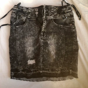 Jeanskjol - As cool y2k jeanskjol! Snygga slitningar och snörningar upptill