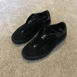 Axel Arigato 38 - Svarta Axel Arigato skor i mocka med silvrig dragkedja. Storlek 38! 