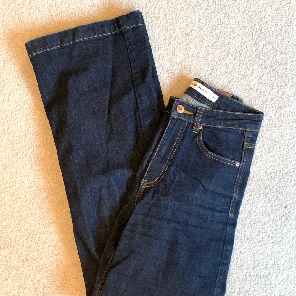 Ett par mörkblåa jeans från Carin Wester, använda endast ett par gånger och säljer pga att de är för små. Verkligen bra passform och skönt jeansmaterial. Köpta för 500kr!. Jeans & Byxor.