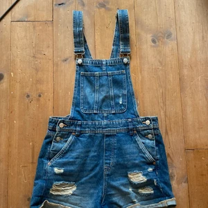 korta hängslebyxor - jättefina korta hängslebyxor i jeans som passar bra till sommarn ☀️ hör av dig vid intresse/fler bilder/frågor!!