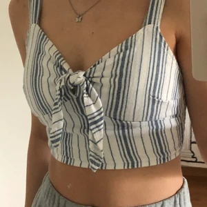 Topp från hollister - Fin topp från hollister som är i gott skick som är perfekt till sommaren! Använd väldigt få gånger och är köpt för cirka två år sen💞