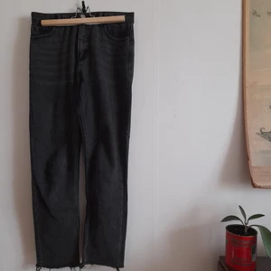 Jeans  - Svarta avklippta jeans från monki