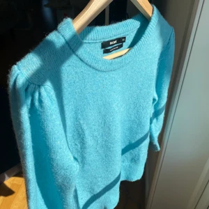 Stickad tröja - Blå stickad tröja i strl XS, men väldigt stretchig så passar även större! Jätte fin, men kommer ej till användning. Använd fåtal gånger så den är i väldigt bra skick✨ 100kr ink frakt 🥰