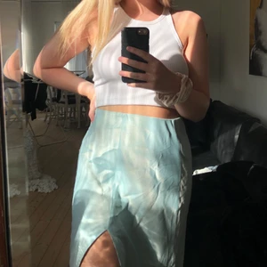 Satin kjol från zara - Jätte fin lång ljusblå kjol från zara i satin med slits, sparsamt använd🦋