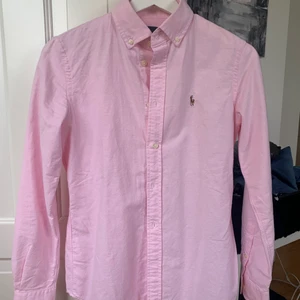 Ralph Lauren skjorta - Helt oanvänd jättefin skjorta från RL i storlek 2, som XS-S skulle jag säga! Superfin, men för liten på mig som har S-M!