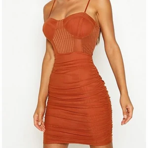 Mesh mini dress oanvänd - Mesh mini dress i färgen RUST från boohoo i strl 34, aldrig använd. Perfekt till sommaren 🔆💞
