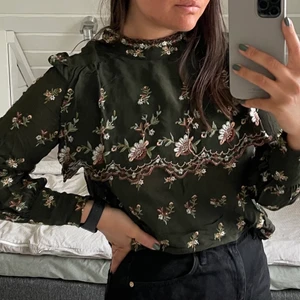 Somrig blus  - Somrig grön med blommor från Zara i storlek M. Använd men i fint skick!