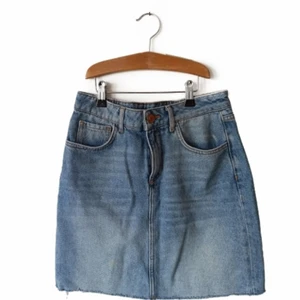 Jeanskjol 36/38 - En jeanskjol, raw hem. Fint skick! XS 36/38